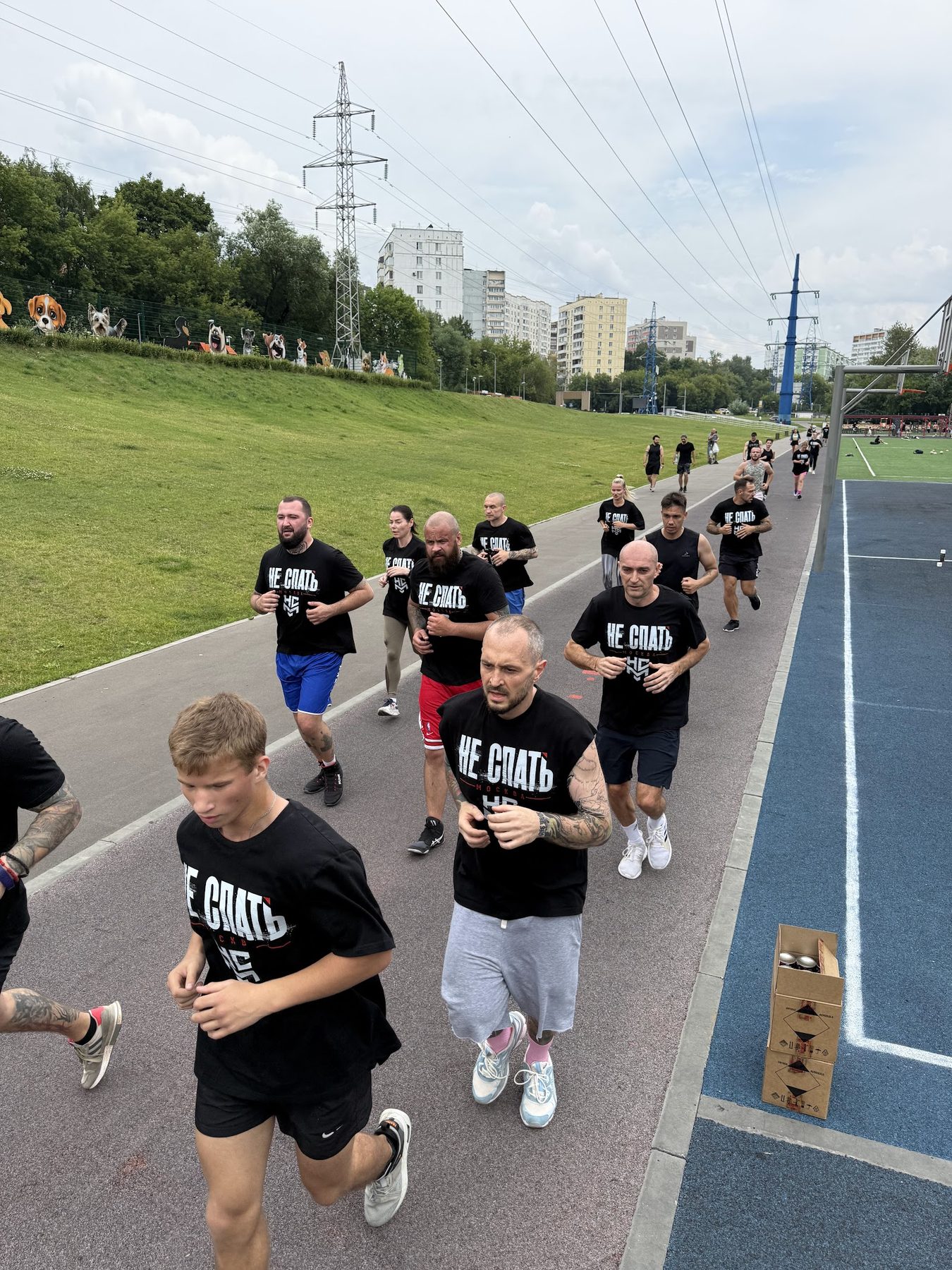 Беговая тренировка клуба в парке